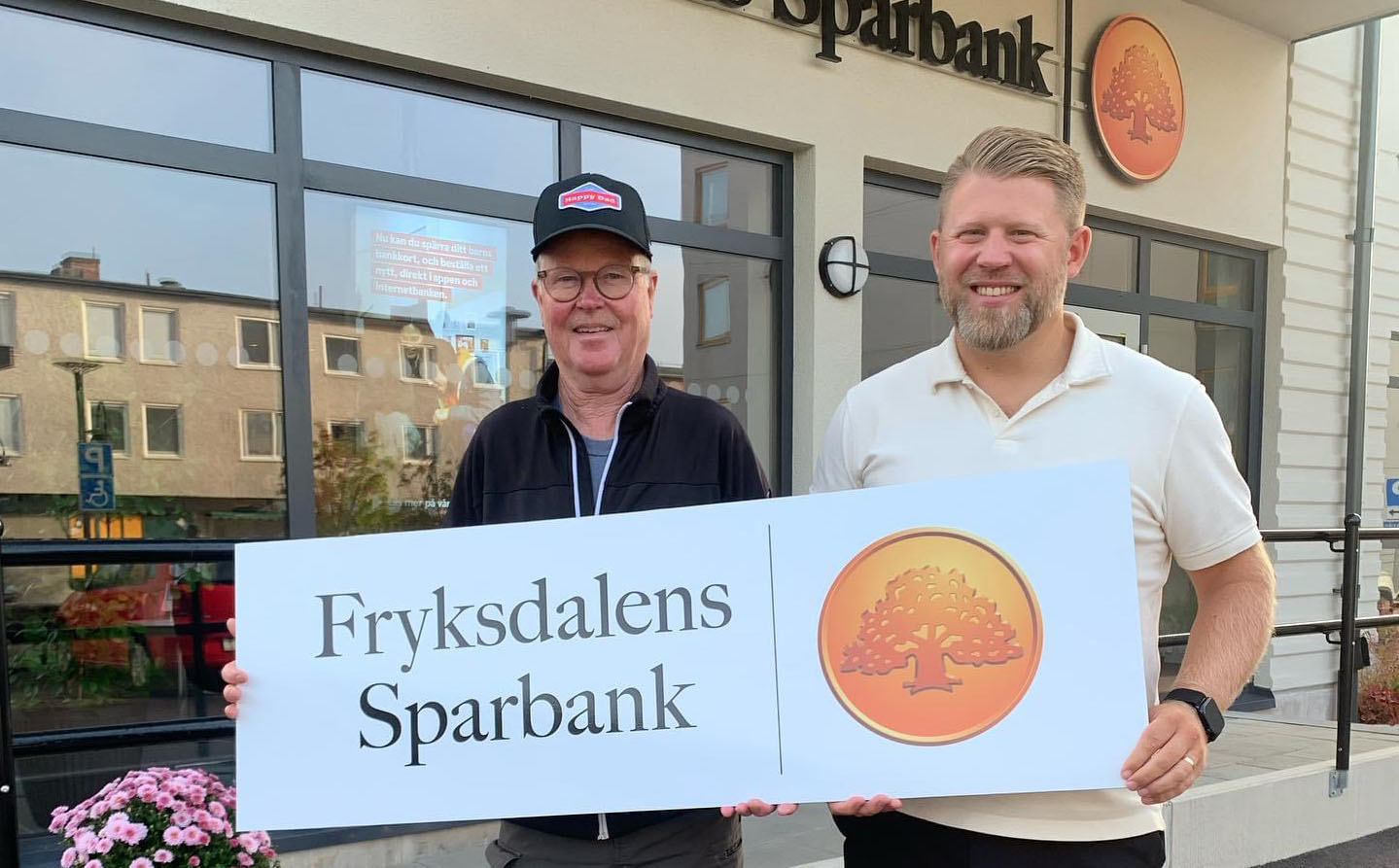 Lars Nordqvist and Henrik appel holding a sign with Fryksdalens Sparbank.