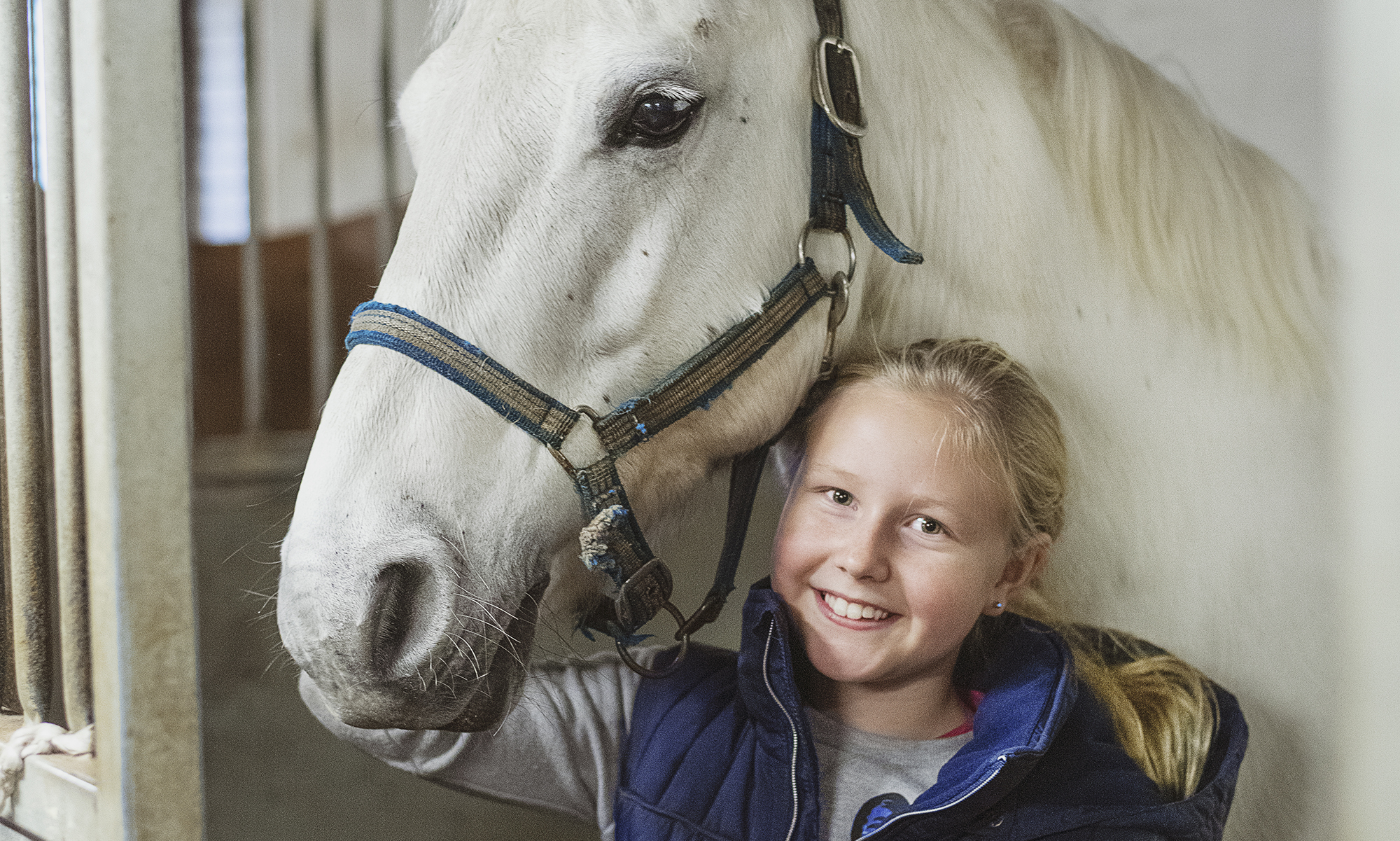 Flicka med vit ponny